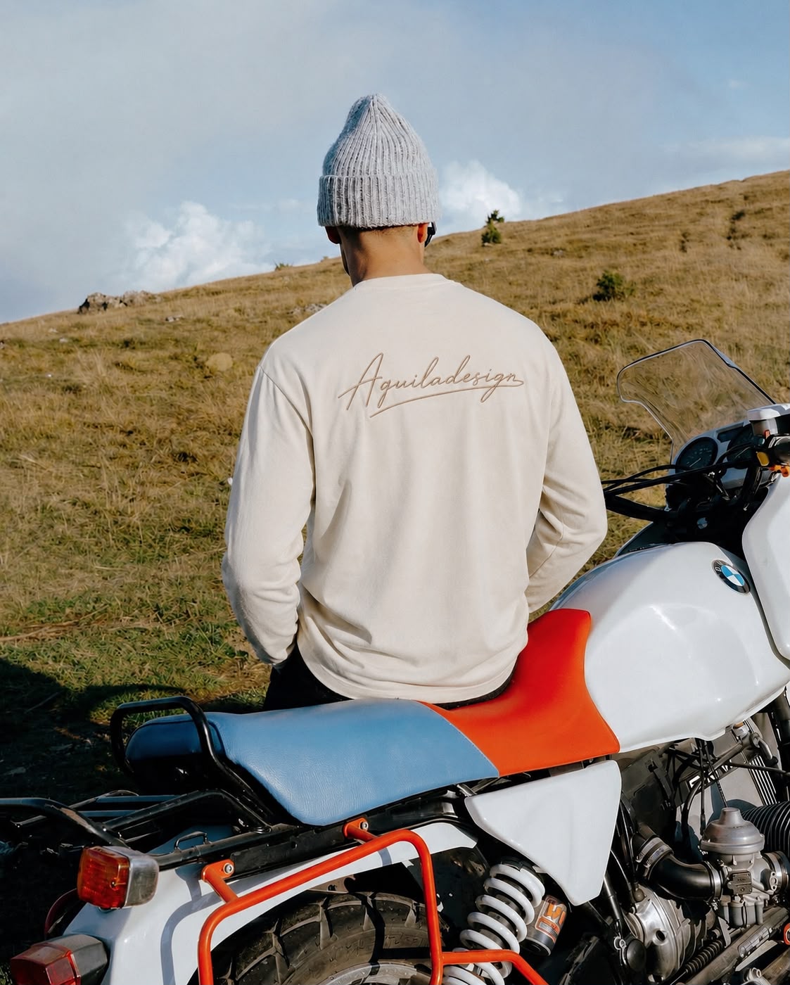 AQUILA SS26 — moletom off-white com assinatura Aquiladesign nas costas