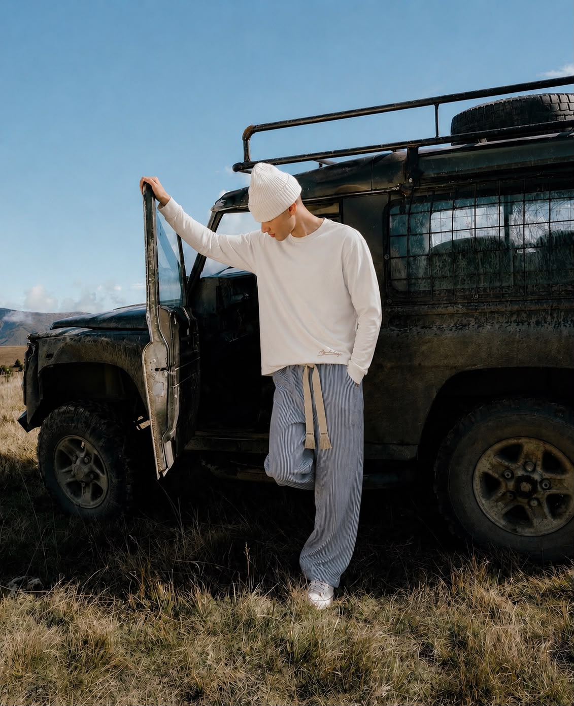 AQUILA SS26 — manga longa branca com calça listrada